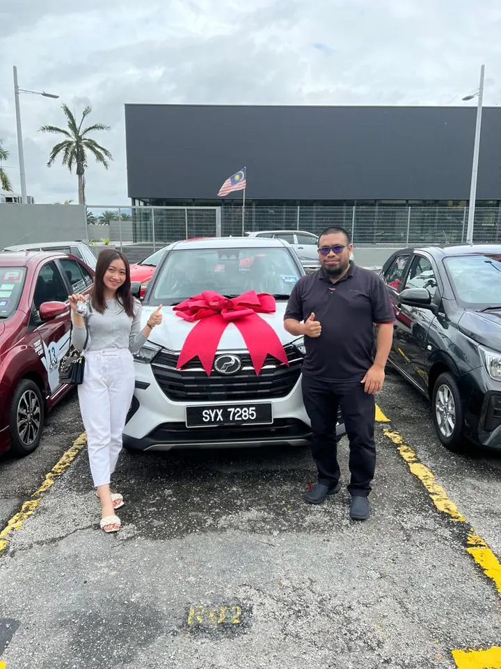 Pelanggan menerima kereta Perodua bersama Sales Advisor di Elmina