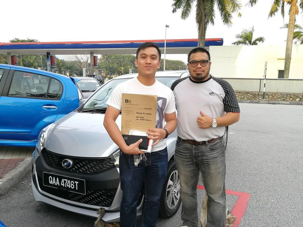 Pelanggan menerima kereta Perodua bersama Sales Advisor